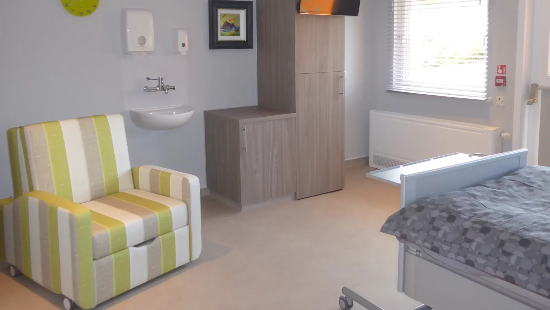 Accord Hospice Bedroom with wash basin