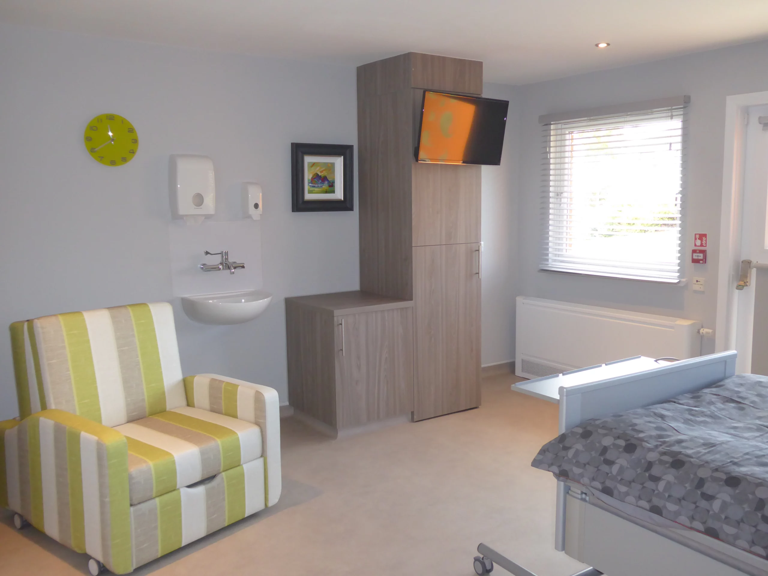 Accord Hospice Bedroom with wash basin