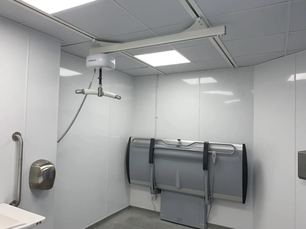 Hoisting and changing bench for hygiene room