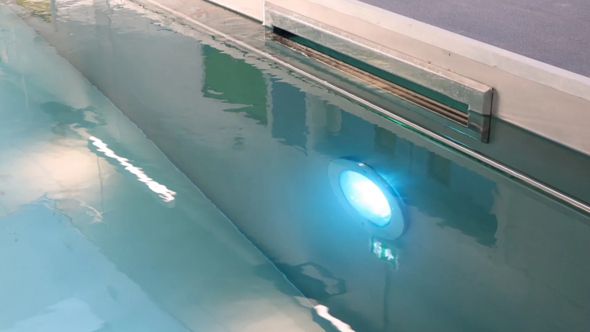 LED Light Hydro Pool Kingfisher